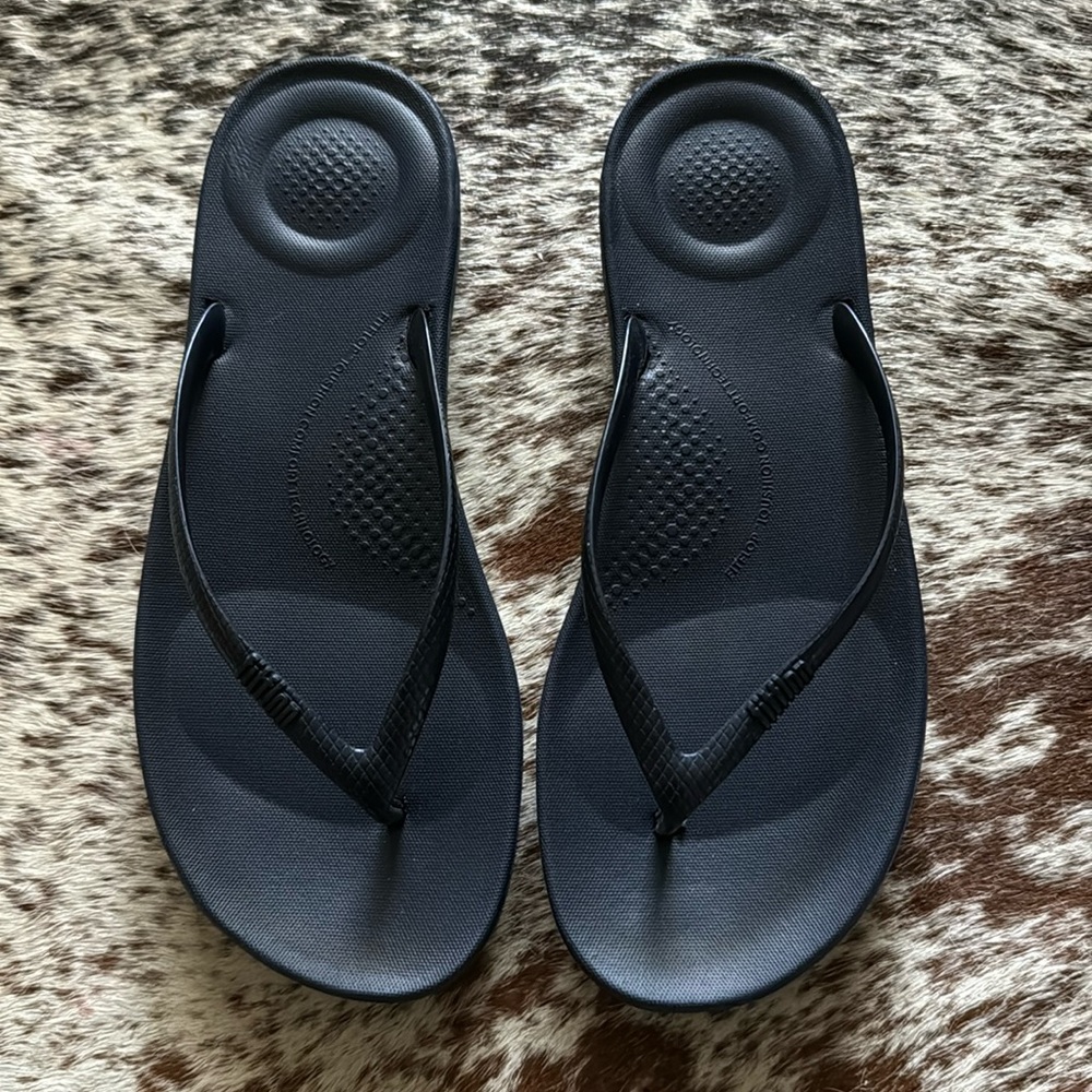fitflop Women's IQUSHION FLIP Flop-Solid Navy Blue Size 8.5